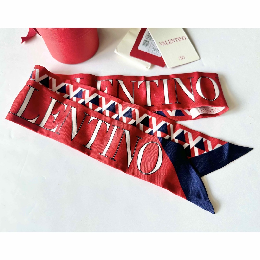 VALENTINO(ヴァレンティノ)の【送料込・新品・未使用・タグ、保存箱付】VALENTINO リボンスカーフ レディースのファッション小物(バンダナ/スカーフ)の商品写真