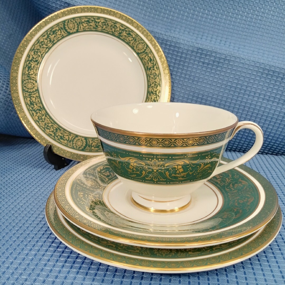 Royal Doulton(ロイヤルドルトン)の英国製ロイヤルドルトン vanborough ティートリオ+1 インテリア/住まい/日用品のキッチン/食器(食器)の商品写真