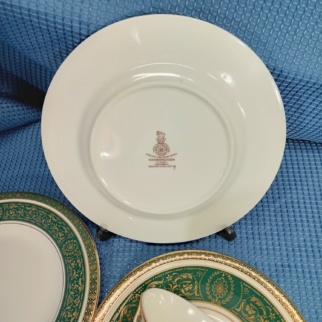 Royal Doulton(ロイヤルドルトン)の英国製ロイヤルドルトン vanborough ティートリオ+1 インテリア/住まい/日用品のキッチン/食器(食器)の商品写真