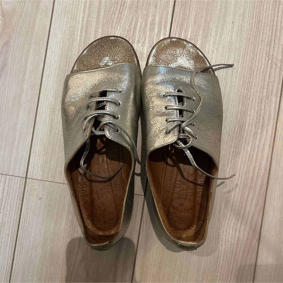 CHIE MIHARA(チエミハラ)のCHIE MIHARAのメタリックシルバーのシューズ レディースの靴/シューズ(サンダル)の商品写真