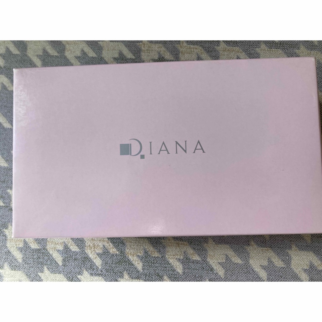 DIANA(ダイアナ)のDIANAエナメルパンプス（ベージュ) レディースの靴/シューズ(ハイヒール/パンプス)の商品写真