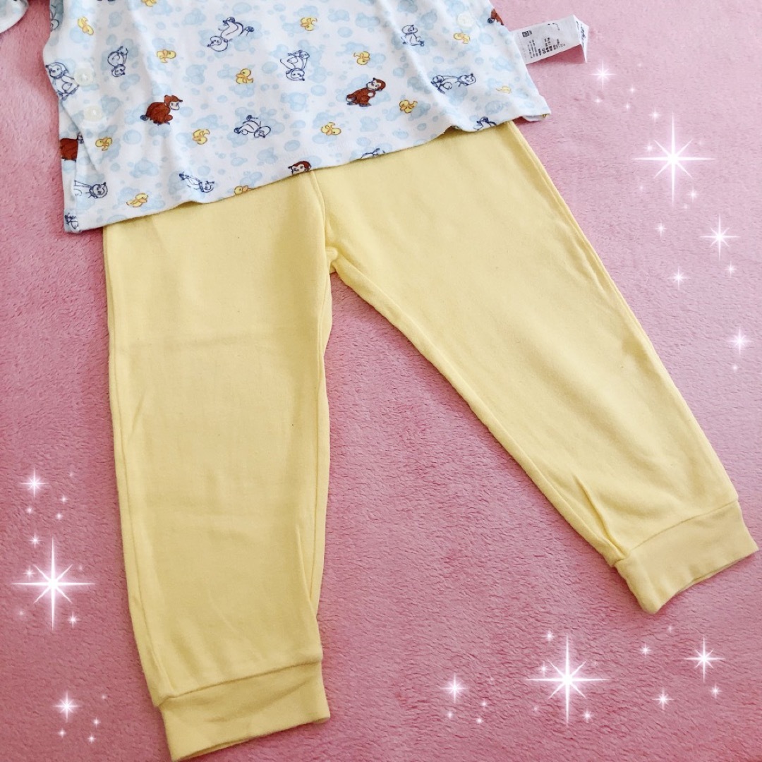 UNIQLO(ユニクロ)の☆ユニクロ☆ベビー☆おさるのジョージ柄パジャマ☆90サイズ☆イエロー キッズ/ベビー/マタニティのキッズ服男の子用(90cm~)(パジャマ)の商品写真