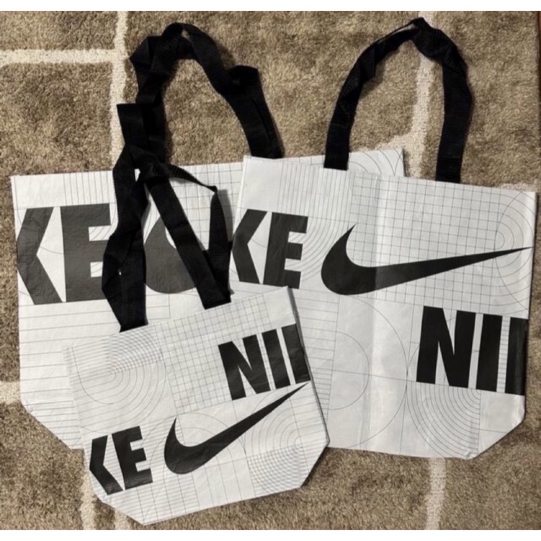 NIKE(ナイキ)のナイキ　Sサイズ　韓国限定エコバッグ　NIKE バッグ　明洞店　 レディースのバッグ(エコバッグ)の商品写真