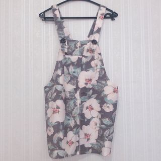 セシルマクビー(CECIL McBEE)のミニワンピース　サロペット　グレー　ミニ　ハイビスカス　新品　美品　可愛い(ミニワンピース)