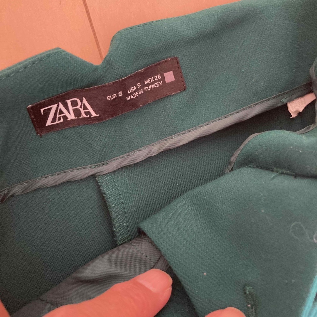 ZARA(ザラ)のZARA ハイウェストパンツ　グリーン レディースのパンツ(カジュアルパンツ)の商品写真