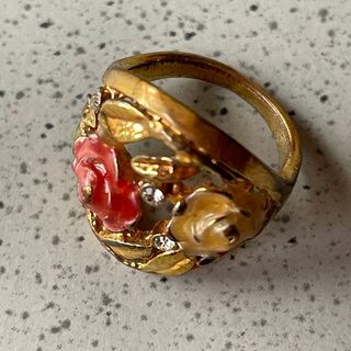 ファッションリング　指輪　花柄　ダイヤ風ピジュー　真鍮製(リング(指輪))