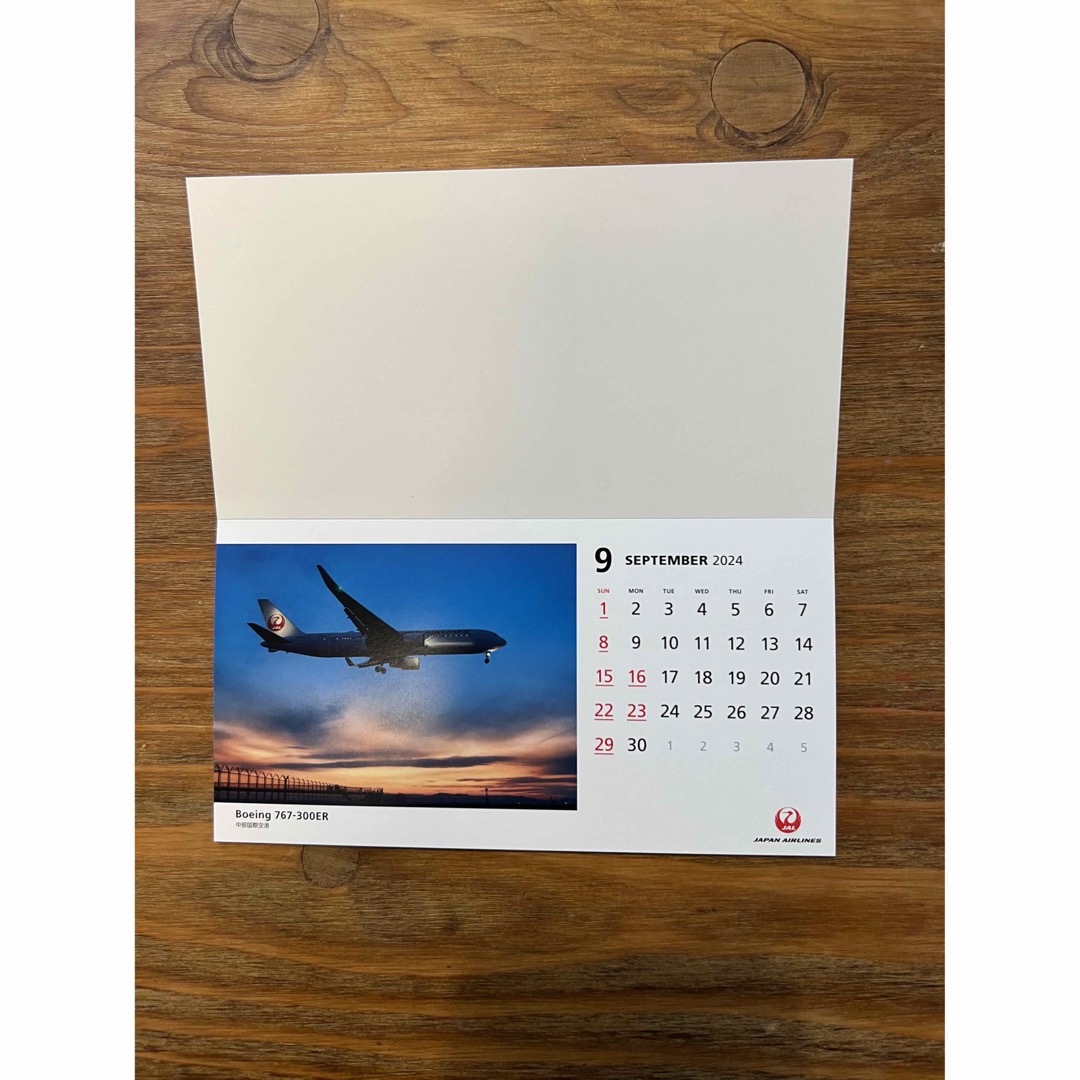 JAL(日本航空)(ジャル(ニホンコウクウ))の2024 JAL FLEET CALENDAR/カレンダー（未使用） インテリア/住まい/日用品の文房具(カレンダー/スケジュール)の商品写真