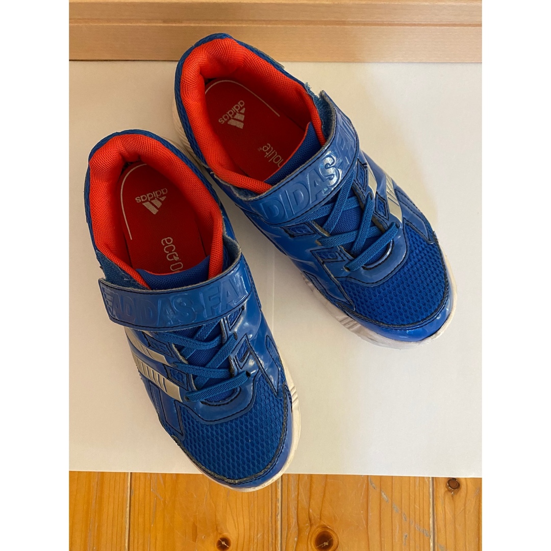 adidas(アディダス)のadidas キッズスニーカー　21.5 キッズ/ベビー/マタニティのキッズ靴/シューズ(15cm~)(スニーカー)の商品写真