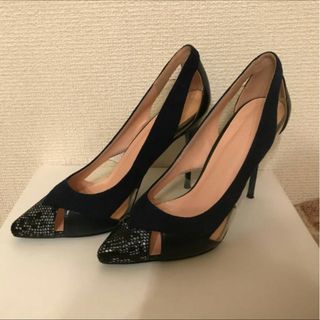 Ameri┊TRAPEZOID CUT STUDS PUMPS