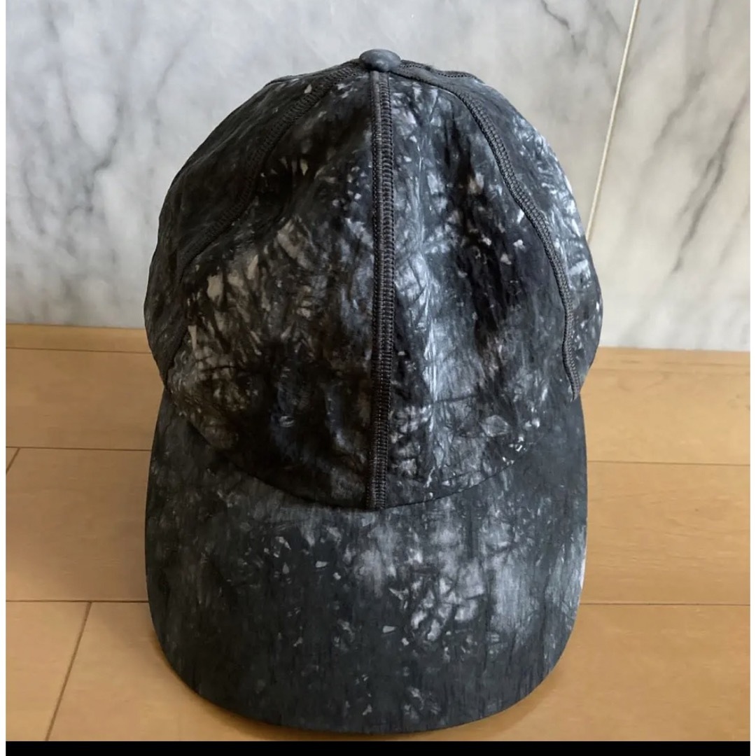 lululemon(ルルレモン)のルルレモン　キャップ　帽子　タイダイ　黒　56 レディースの帽子(キャップ)の商品写真