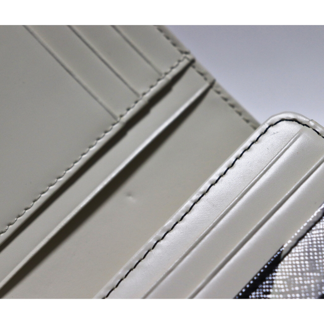 JILLSTUART(ジルスチュアート)の《ジルスチュアート》新品 チャーム付き モノトーン調 レザー2つ折り財布 レディースのファッション小物(財布)の商品写真