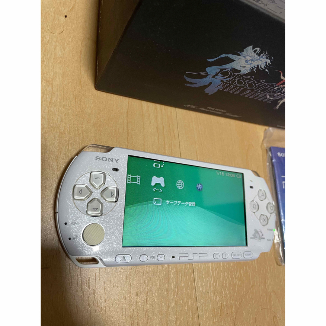 PlayStation Portable(プレイステーションポータブル)のPSP3000 本体　ディシディアバージョン　ケーブル、メモリーカード動作確認済 エンタメ/ホビーのゲームソフト/ゲーム機本体(携帯用ゲーム機本体)の商品写真