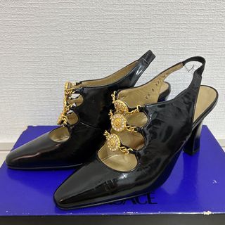 ジャンニヴェルサーチ(Gianni Versace)のベルサーチ　ヒール　黒(ハイヒール/パンプス)