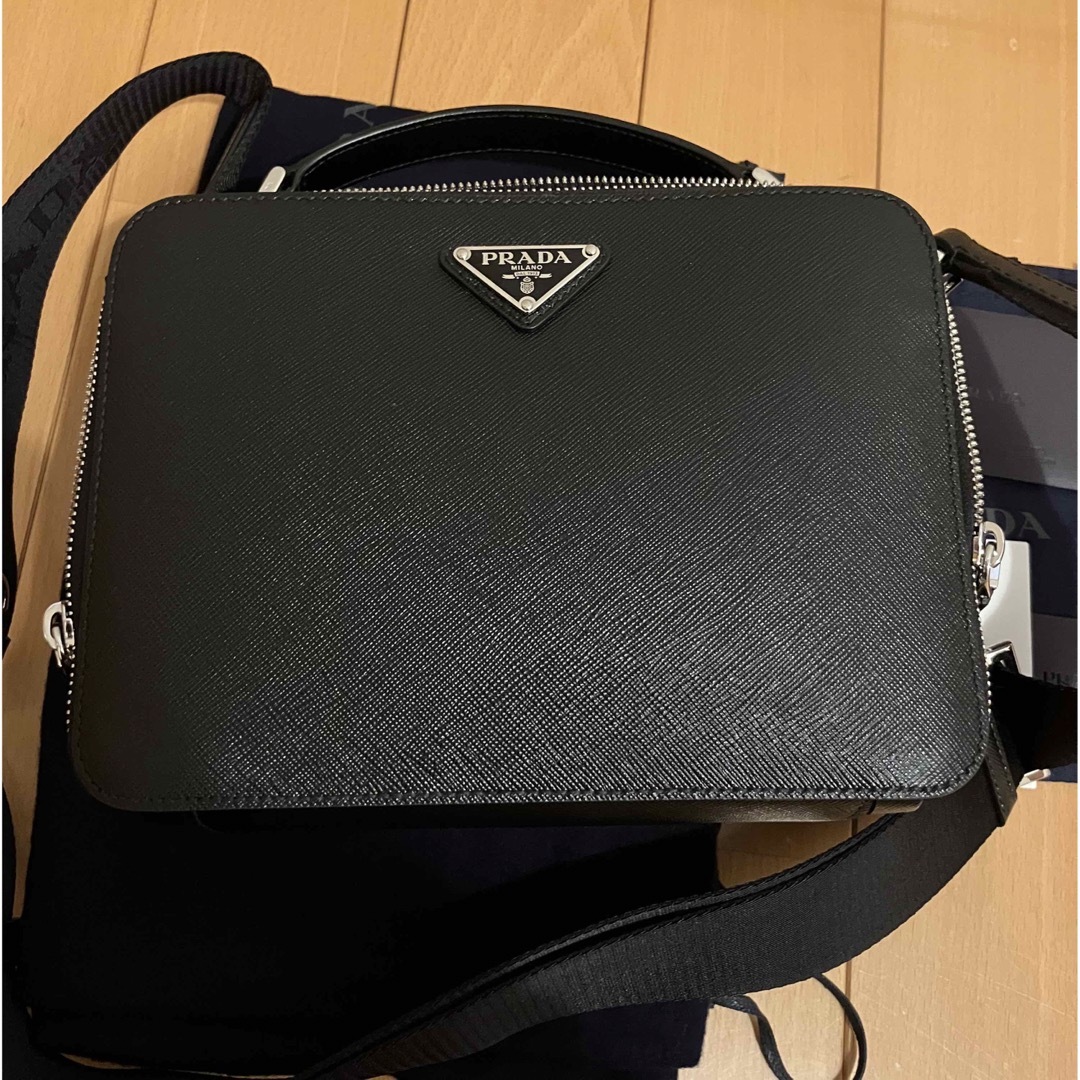 PRADA(プラダ)のPRADA プラダ ブリック サフィアーノ レザー ショルダーバッグ 2WAY メンズのバッグ(ショルダーバッグ)の商品写真