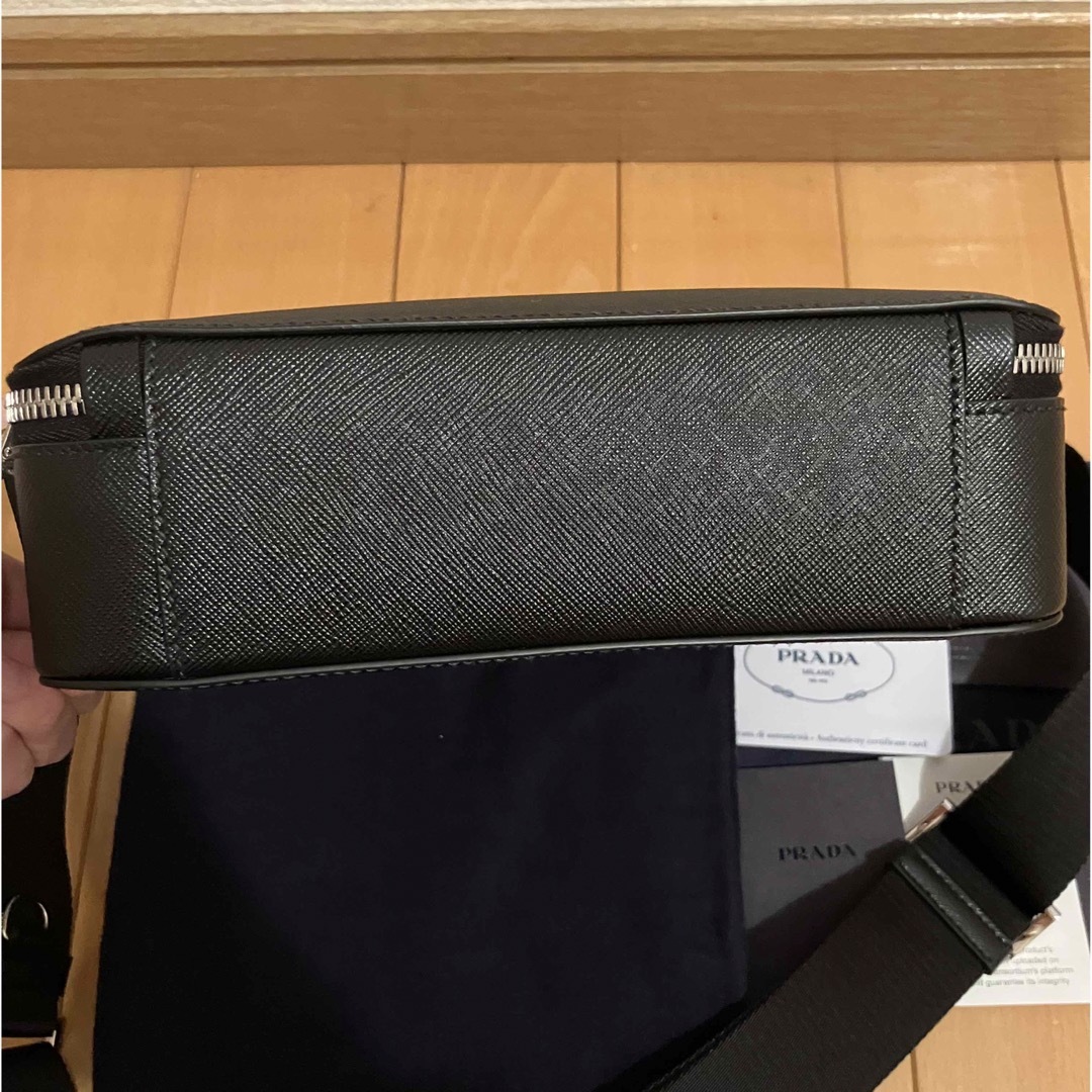 PRADA(プラダ)のPRADA プラダ ブリック サフィアーノ レザー ショルダーバッグ 2WAY メンズのバッグ(ショルダーバッグ)の商品写真