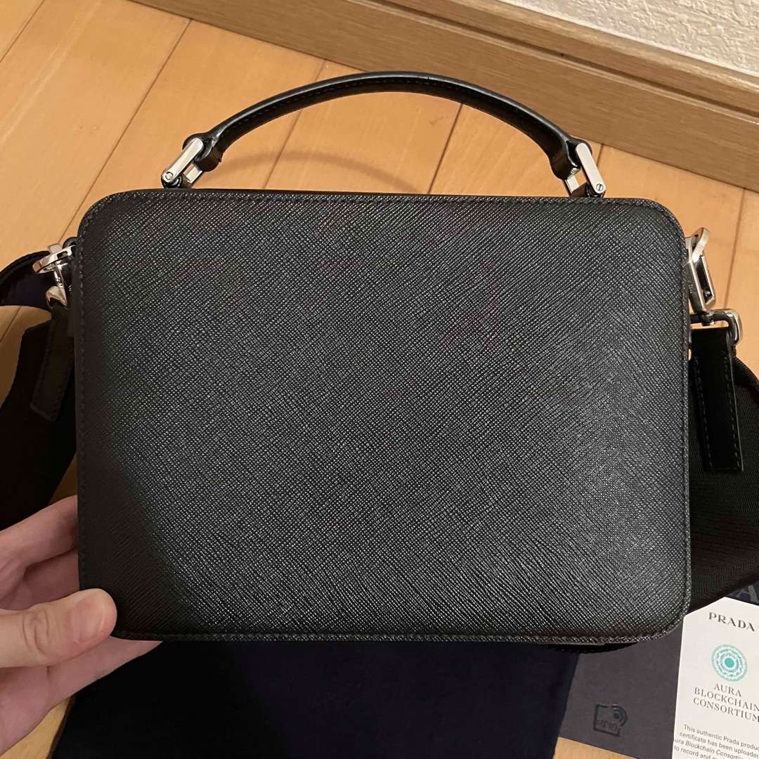 PRADA(プラダ)のPRADA プラダ ブリック サフィアーノ レザー ショルダーバッグ 2WAY メンズのバッグ(ショルダーバッグ)の商品写真