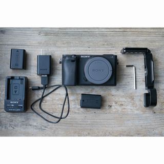ソニー(SONY)の【専用】SONY α6400本体＋チャージャーセット(ミラーレス一眼)