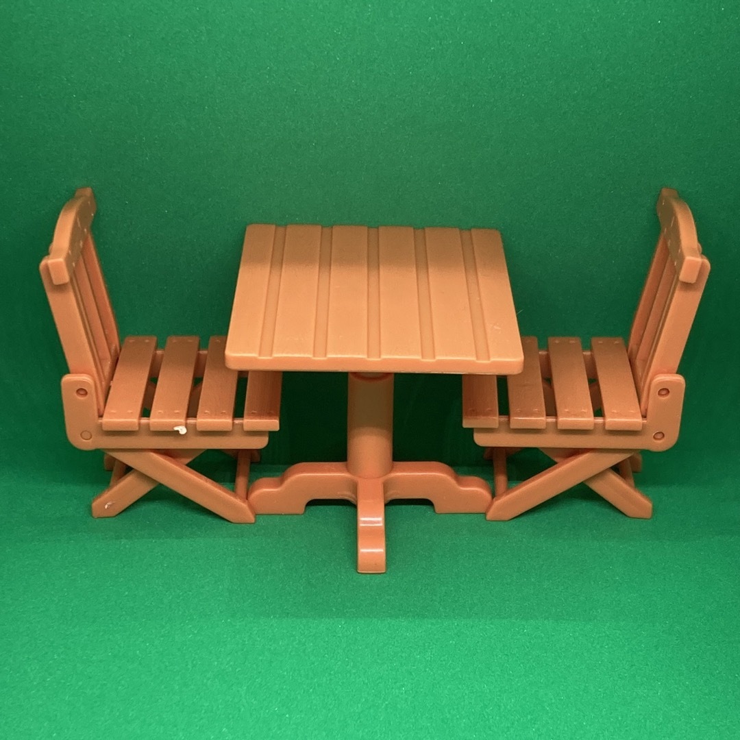 新品ミニチュア3点　木目調ガーデンテーブル・チェアー（折り畳み）ｘ２　ブラウン エンタメ/ホビーのおもちゃ/ぬいぐるみ(その他)の商品写真