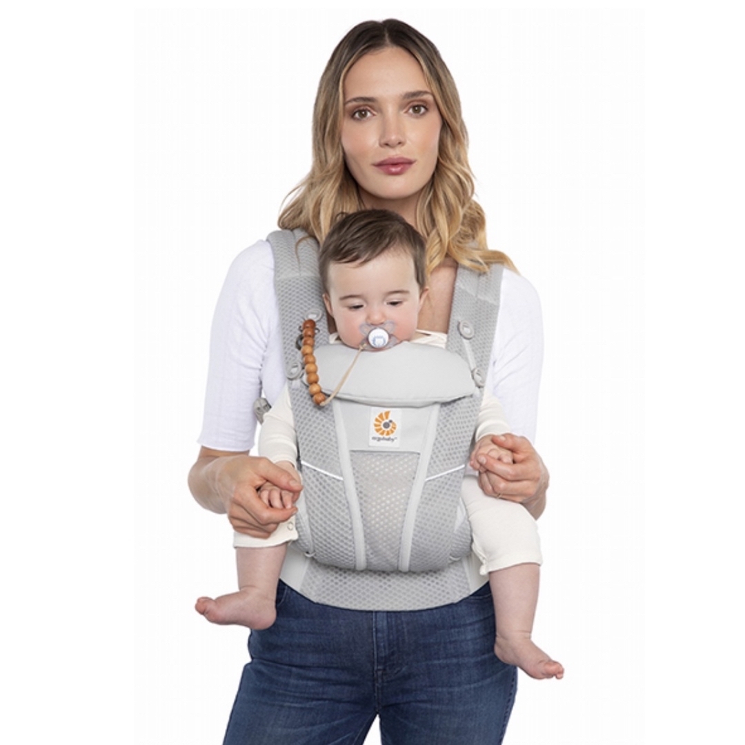 Ergobaby(エルゴベビー)の【新品未使用】エルゴ オムニブリーズ パールグレー キッズ/ベビー/マタニティの外出/移動用品(抱っこひも/おんぶひも)の商品写真