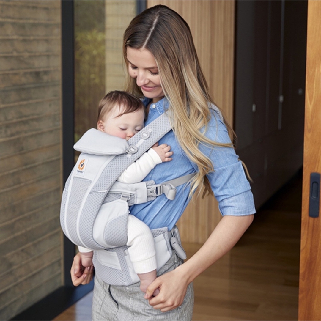 Ergobaby(エルゴベビー)の【新品未使用】エルゴ オムニブリーズ パールグレー キッズ/ベビー/マタニティの外出/移動用品(抱っこひも/おんぶひも)の商品写真