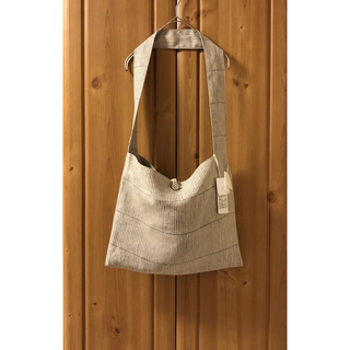ミナペルホネン(mina perhonen)のミナペルホネン 「misty line」sash bag  カラー：beige(メッセンジャーバッグ)