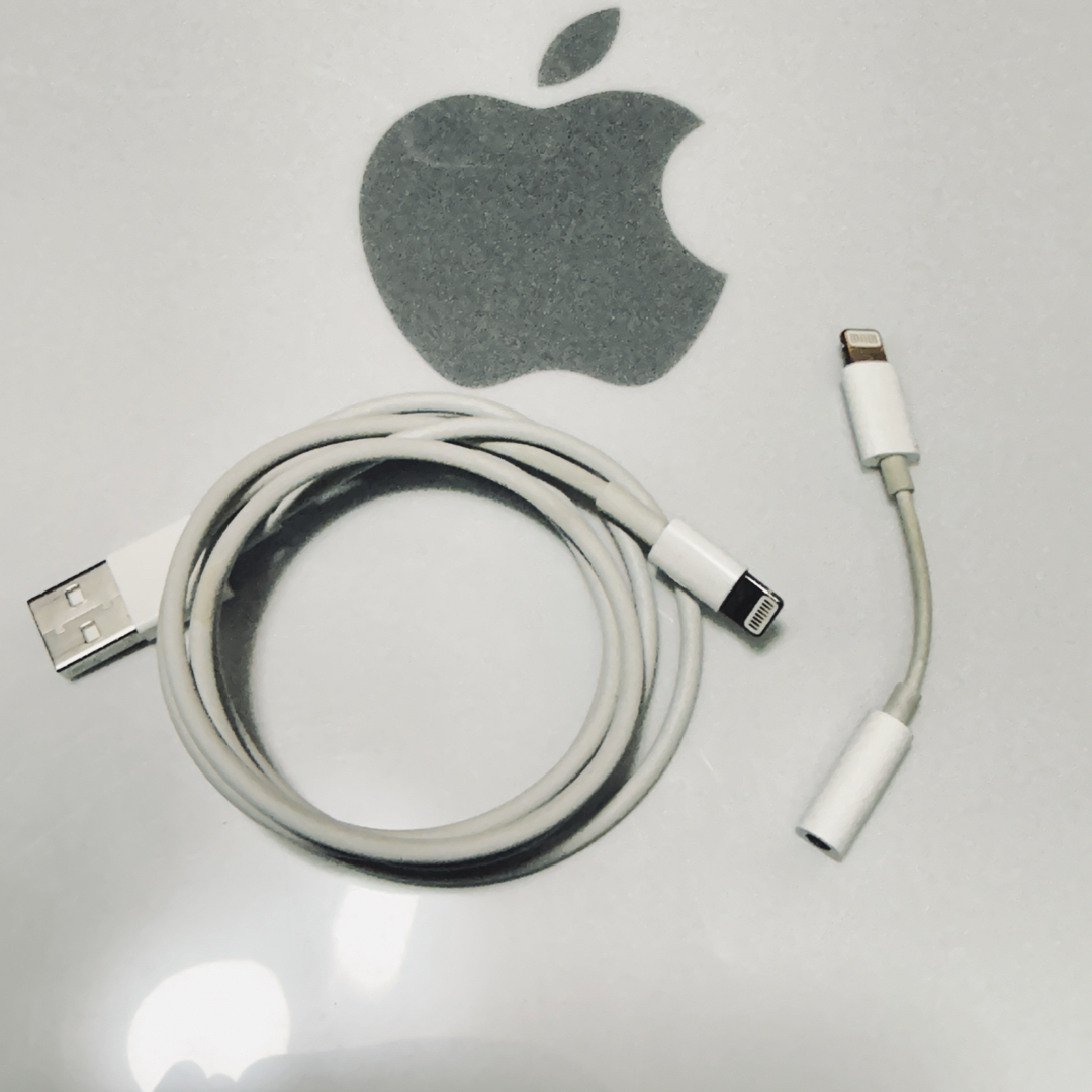 Apple(アップル)のApple 純正品セット 12W 10W 5W USB電源アダプタ ケーブル類 スマホ/家電/カメラのスマートフォン/携帯電話(バッテリー/充電器)の商品写真