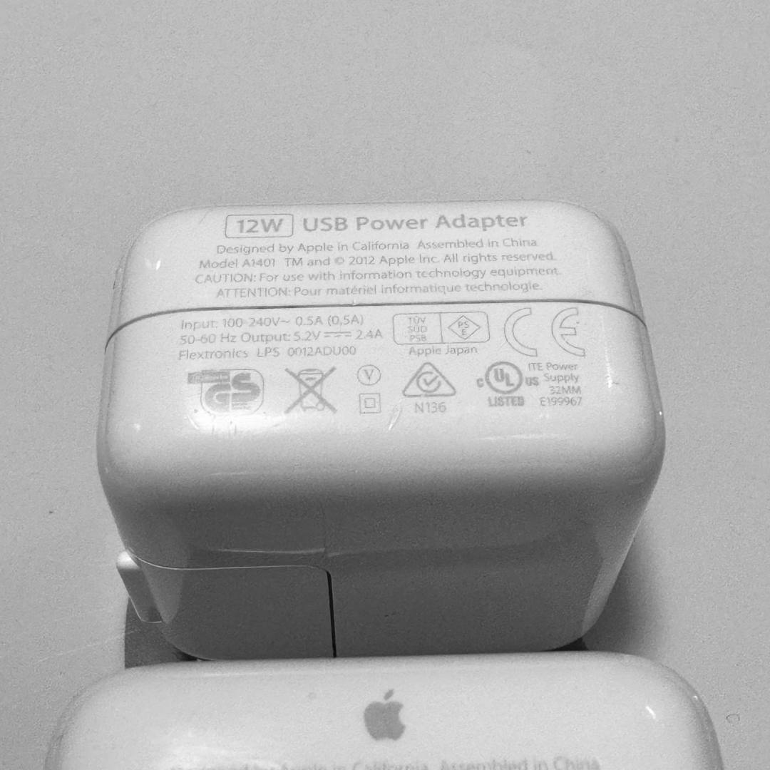 Apple(アップル)のApple 純正品セット 12W 10W 5W USB電源アダプタ ケーブル類 スマホ/家電/カメラのスマートフォン/携帯電話(バッテリー/充電器)の商品写真