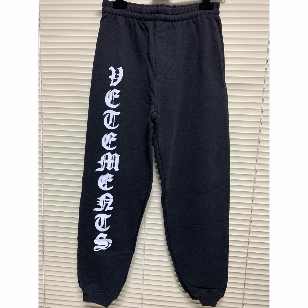 その他新品《 Vetements 》アナーキー ゴシックロゴ スウェットパンツ M