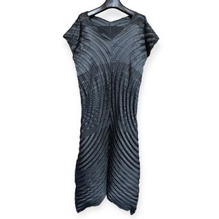 イッセイミヤケ(ISSEY MIYAKE)の【未使用】イッセイミヤケ　スチームストレッチ 3D 立体　ワンピース　ブラック(ロングワンピース/マキシワンピース)