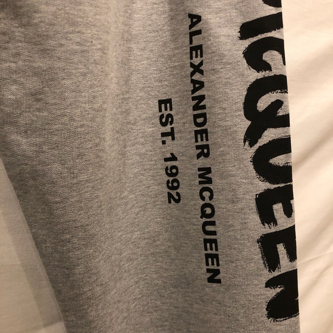 Alexander McQueen(アレキサンダーマックイーン)の[未使用] アレキサンダー　マックイーン　スウェットパンツ　イタリア製　グレー メンズのパンツ(その他)の商品写真