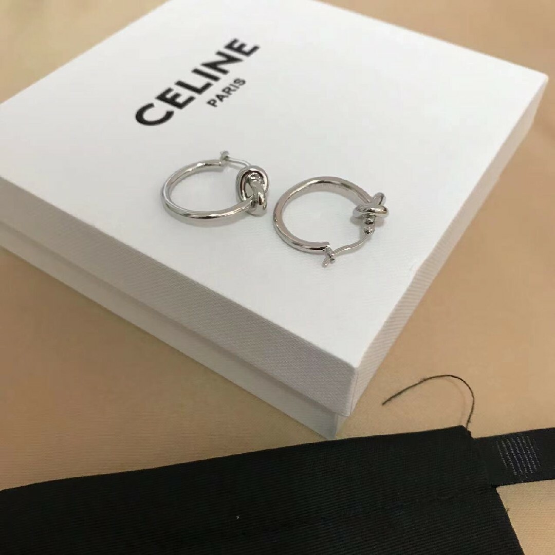 セリーヌ ノットピアス シルバー-