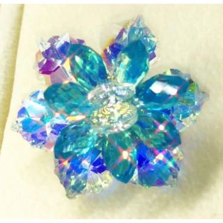 大粒スワロフスキーの花の指輪 SWAROVSKI 花 調整可能 非磁性(リング(指輪))