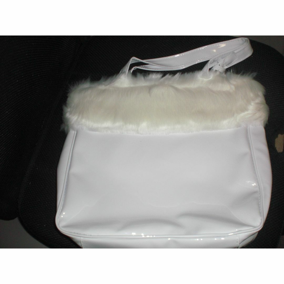 ASKA(アスカコーポレーション)のアスカコーポレーションのファーとホワイトエナメルのコラボしたバッグ　 レディースのバッグ(ハンドバッグ)の商品写真