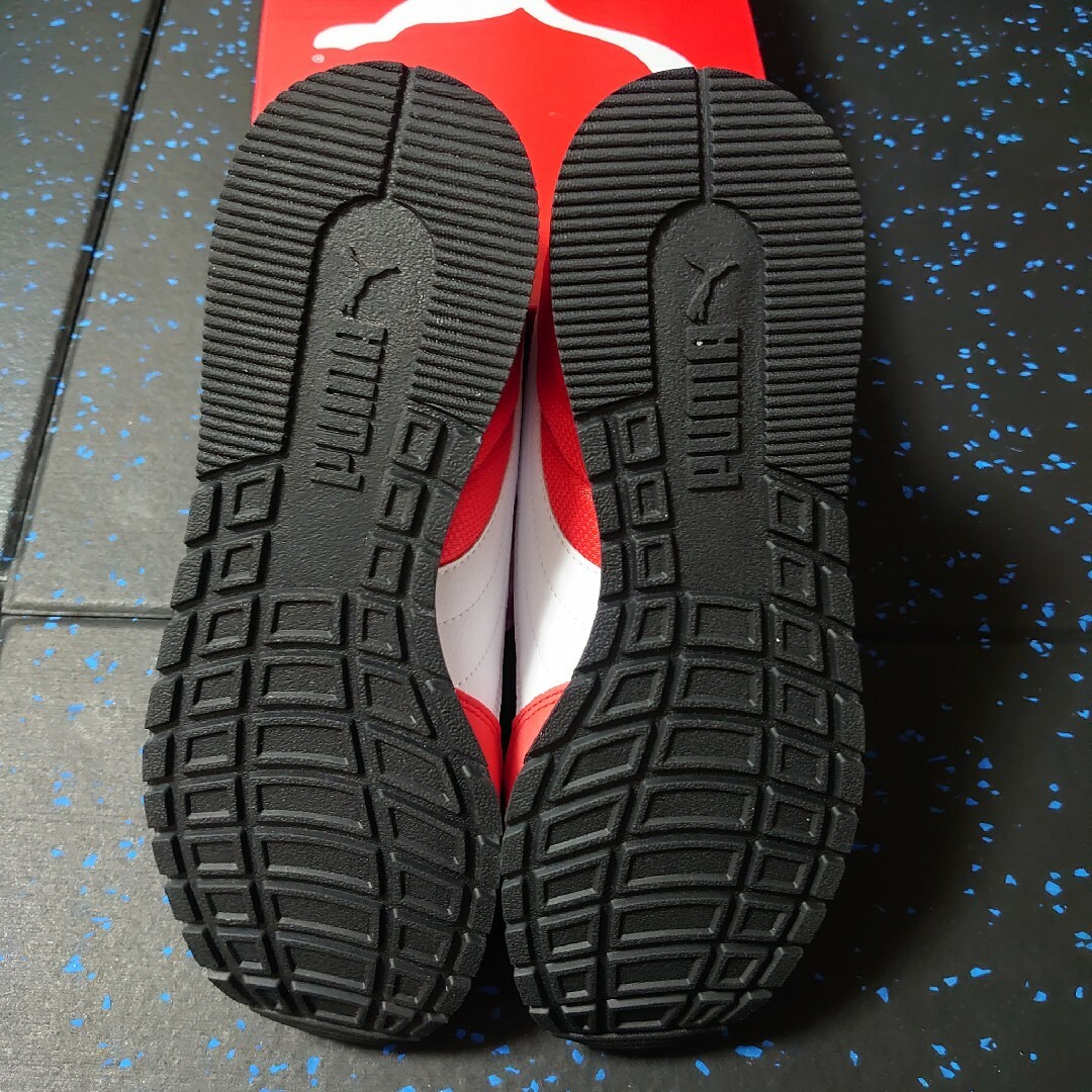 PUMA(プーマ)の【未使用品】プーマ ST ランナー V2 メッシュ ハイリスクレッド メンズの靴/シューズ(スニーカー)の商品写真