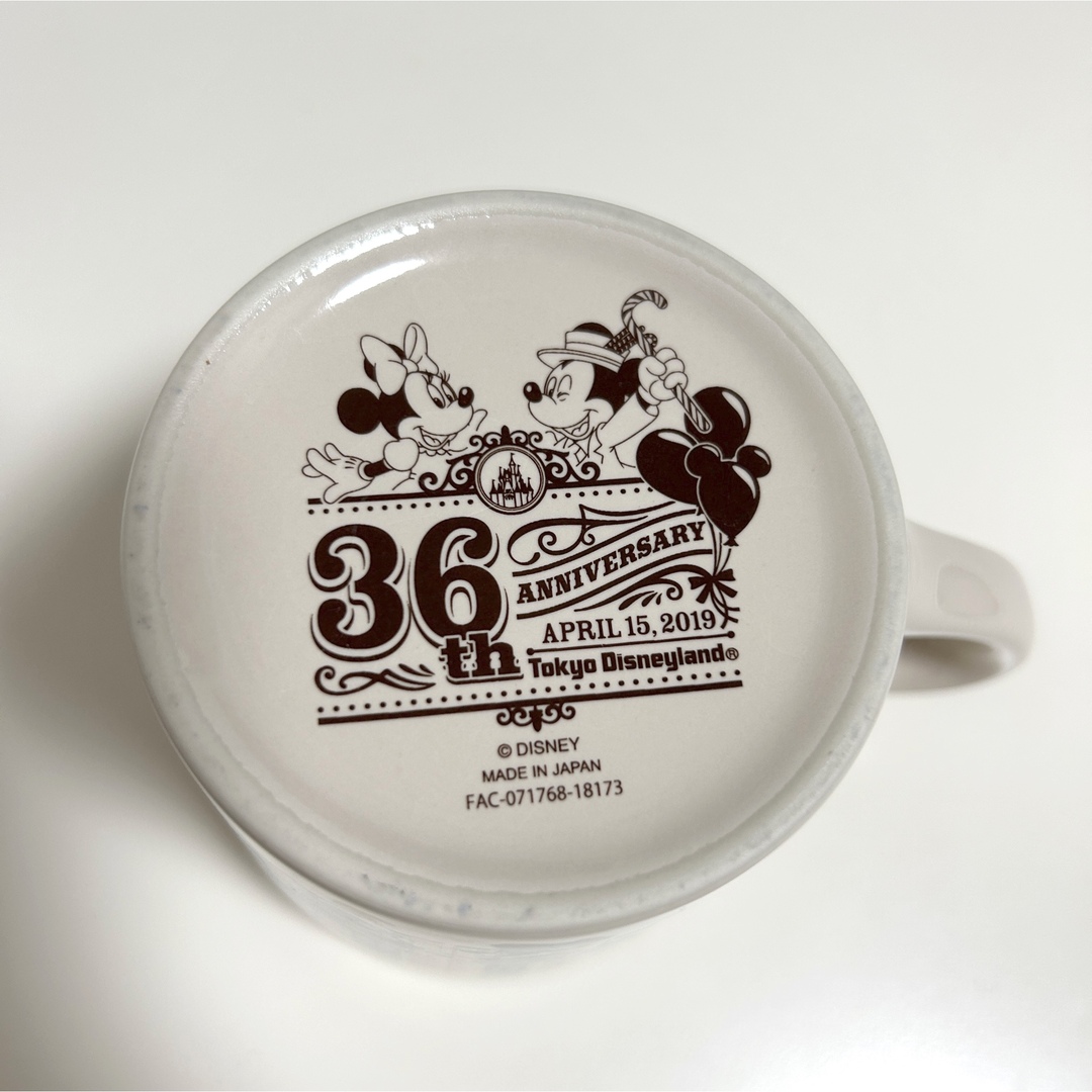 Disney(ディズニー)の【レア】ディズニーランド　36周年　マグカップ　コップ　バルーン　ベージュ エンタメ/ホビーのおもちゃ/ぬいぐるみ(キャラクターグッズ)の商品写真