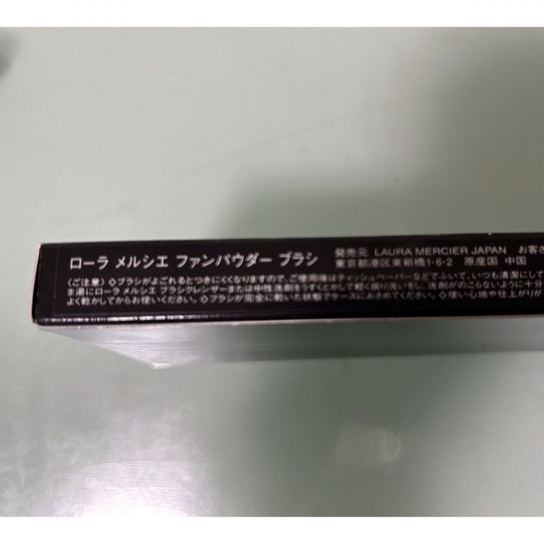 laura mercier(ローラメルシエ)の美品　ローラメルシエ　ハイライトブラシ　ファンパウダー コスメ/美容のメイク道具/ケアグッズ(チーク/フェイスブラシ)の商品写真