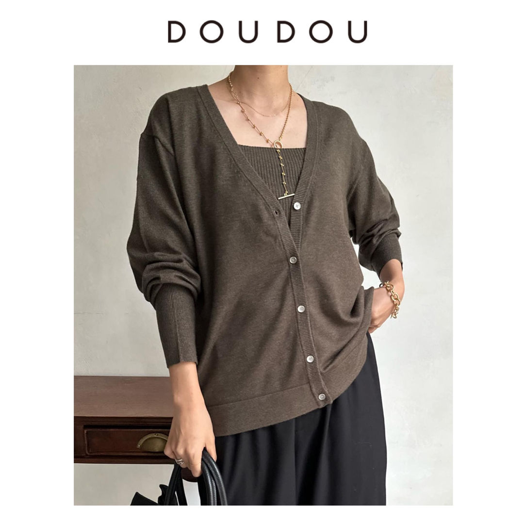 DouDou(ドゥドゥ)の新品　今季　DouDou ドゥドゥ　Vカーディガン＋ビスチェセット　チャコール レディースのトップス(カーディガン)の商品写真