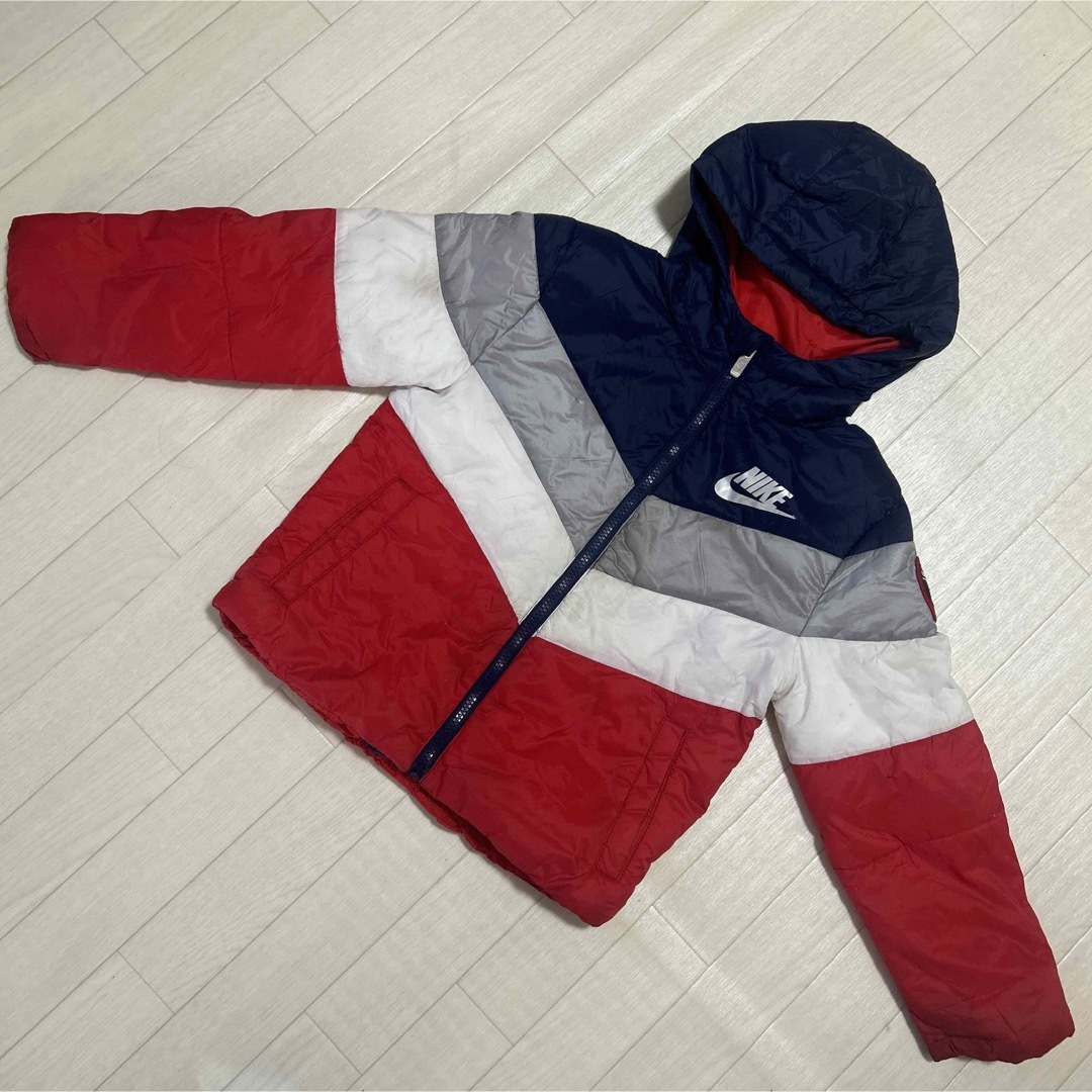 NIKE(ナイキ)のNIKE ダウン　小学生　防寒　スポーツ　アウター　　男の子　運動 キッズ/ベビー/マタニティのキッズ服男の子用(90cm~)(ジャケット/上着)の商品写真