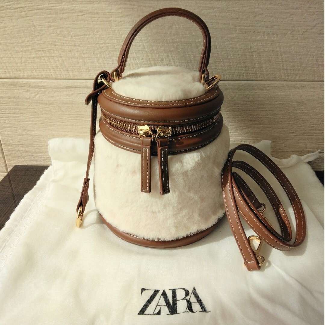 ZARA(ザラ)のZARA フェイクファーハンドバッグ　ショルダーバッグ レディースのバッグ(ハンドバッグ)の商品写真