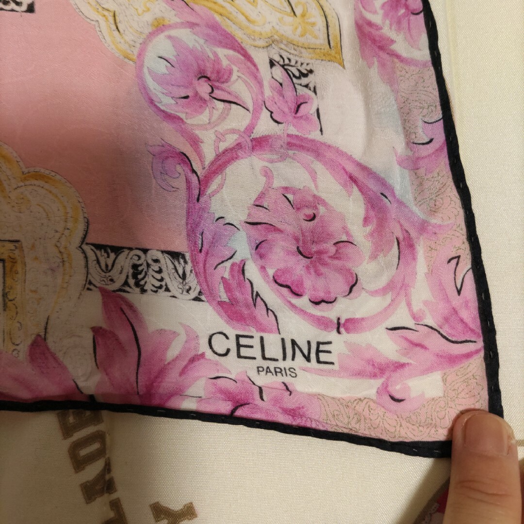 お値下げ CELINE ピンク色の花柄＆ゴールド模様がすてきな 大判 ハンカチ