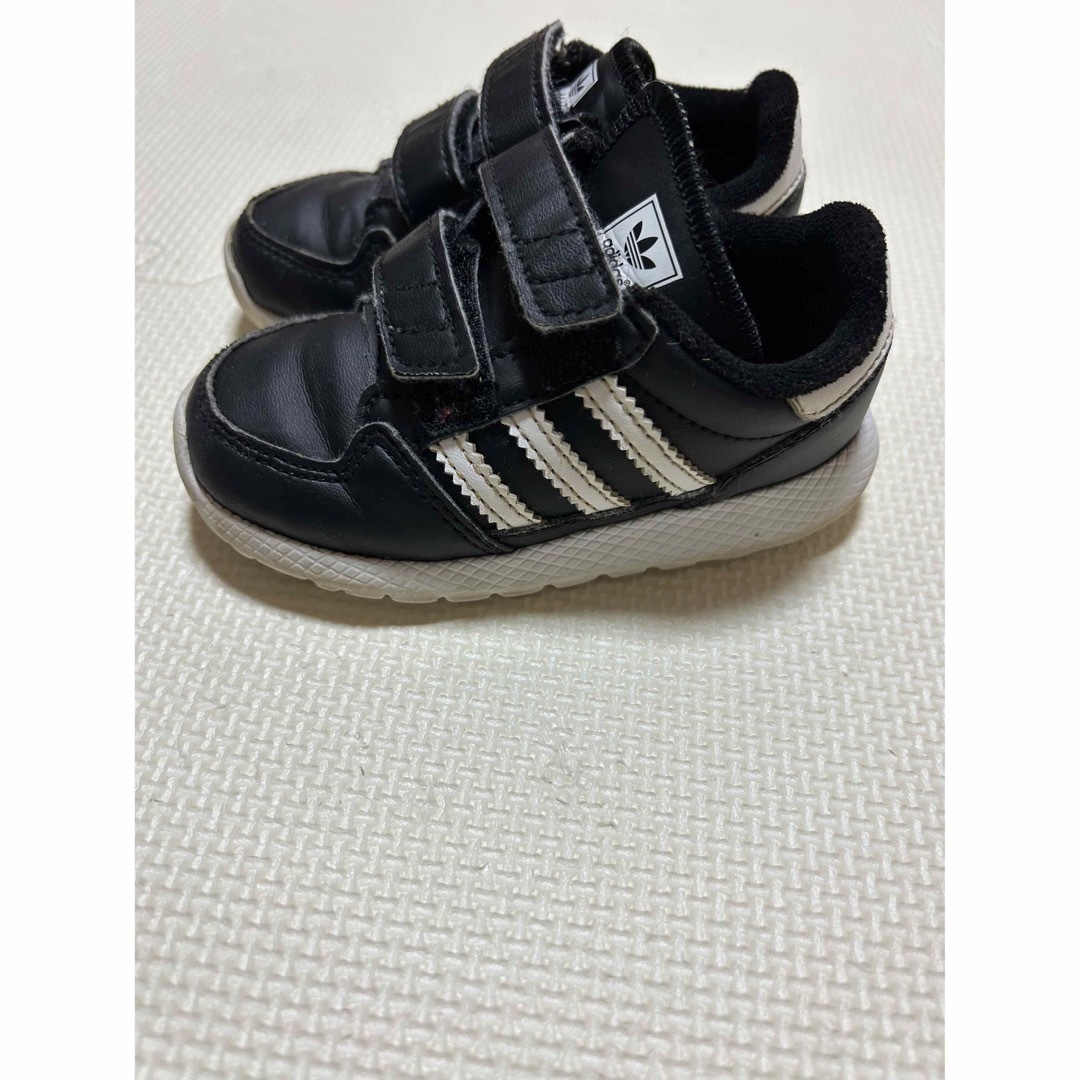 adidas(アディダス)のadidasスニーカー キッズ/ベビー/マタニティのキッズ靴/シューズ(15cm~)(スニーカー)の商品写真