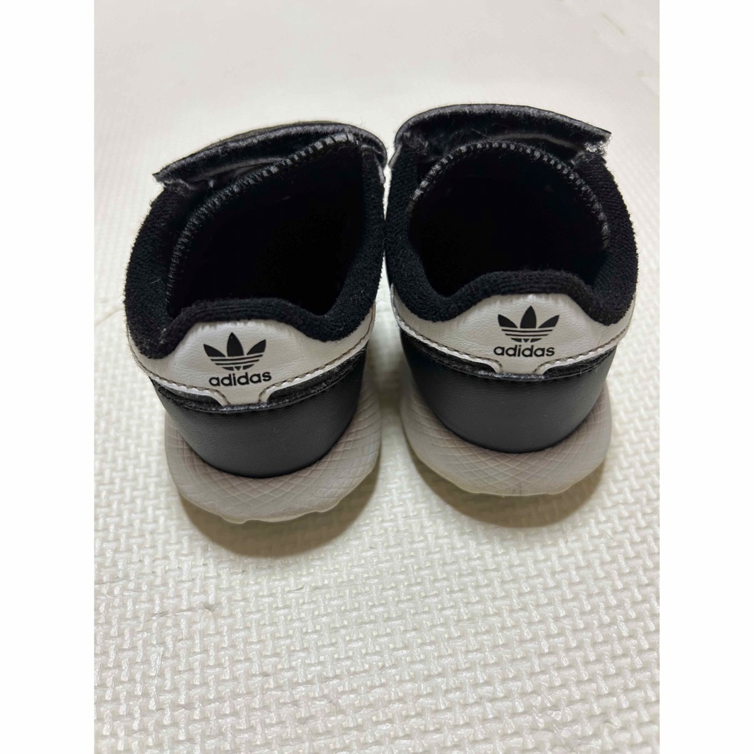 adidas(アディダス)のadidasスニーカー キッズ/ベビー/マタニティのキッズ靴/シューズ(15cm~)(スニーカー)の商品写真