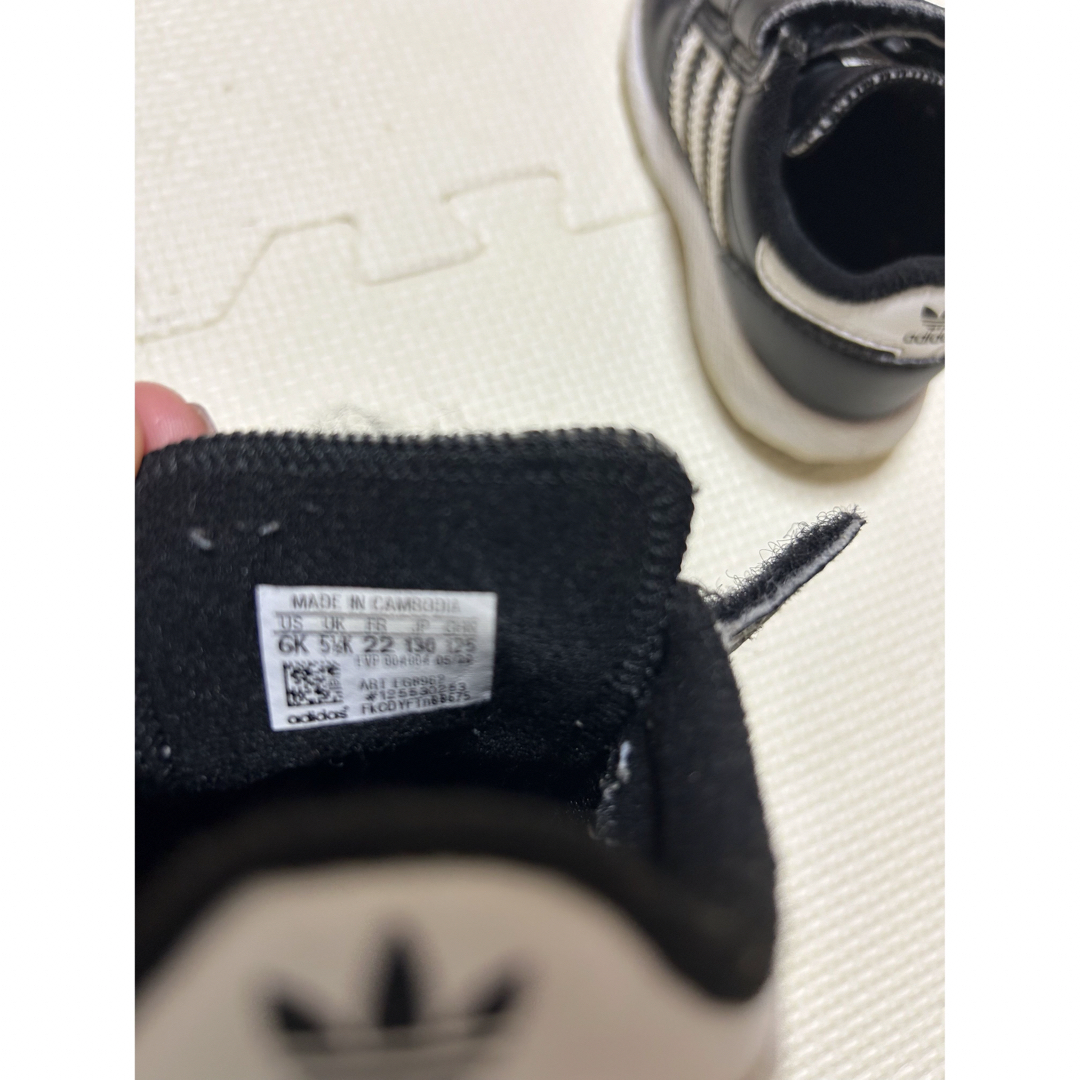 adidas(アディダス)のadidasスニーカー キッズ/ベビー/マタニティのキッズ靴/シューズ(15cm~)(スニーカー)の商品写真