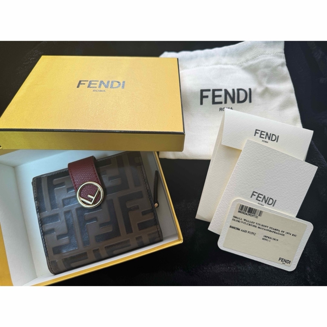 【最終値下げ】美品 FENDI 二つ折り財布のサムネイル