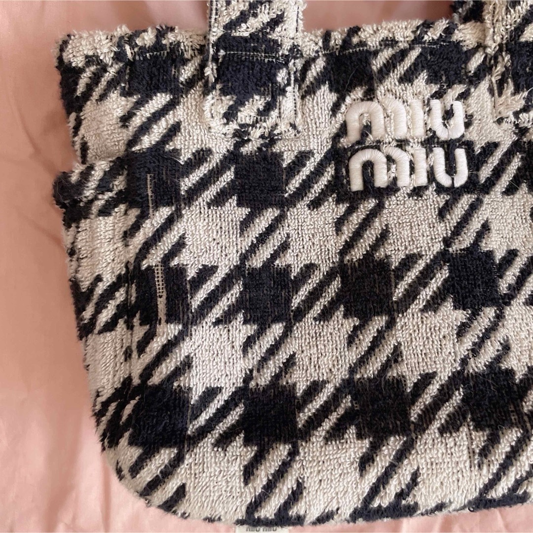 miumiu(ミュウミュウ)のmiumiu2wayハンドバッグ　黒×白 レディースのバッグ(ハンドバッグ)の商品写真