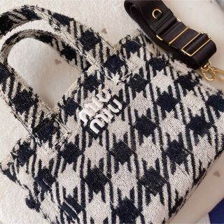 ミュウミュウ(miumiu)のmiumiu2wayハンドバッグ　黒×白(ハンドバッグ)