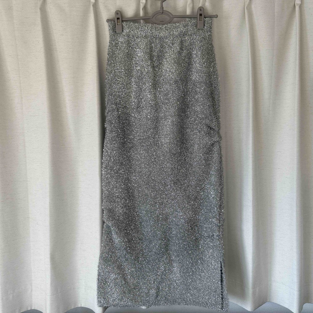 Ameri VINTAGE(アメリヴィンテージ)のAMERI フェザーヤーングリッターニットスカート レディースのスカート(ロングスカート)の商品写真