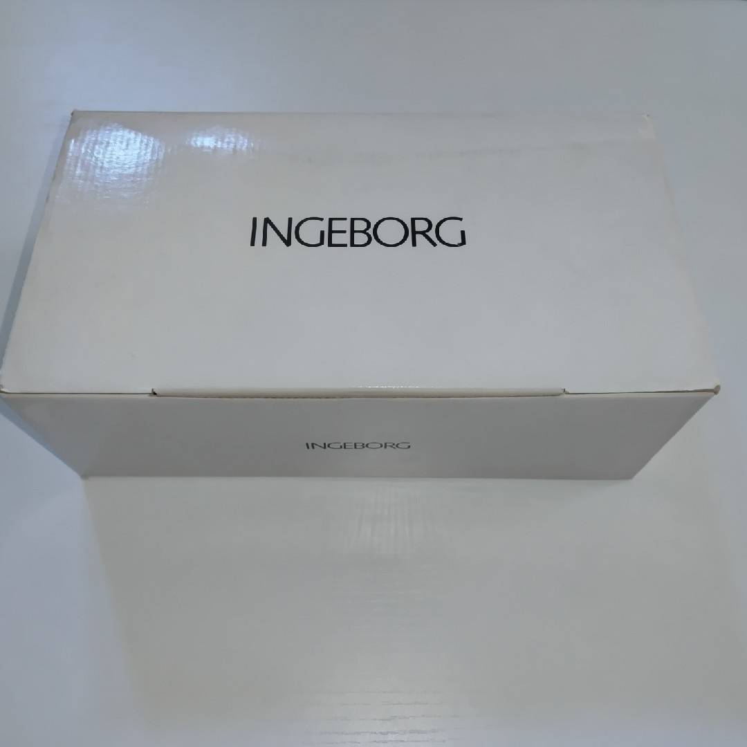 INGEBORG(インゲボルグ)のインゲボルグ　黒のリボンローパンプス未使用品 レディースの靴/シューズ(ハイヒール/パンプス)の商品写真