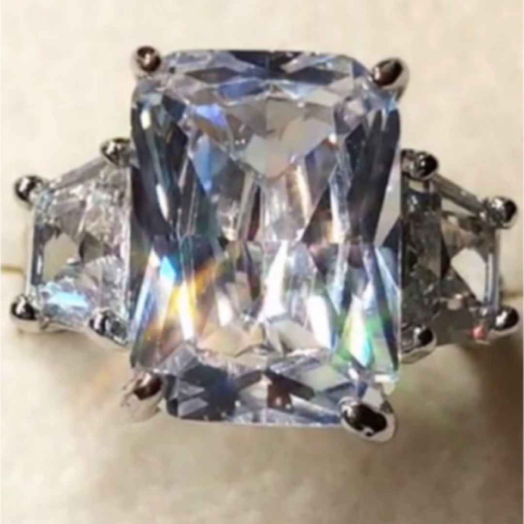 大粒スクエアダイヤモンドの指輪  9ct 号 7g スクエア  長方形 非磁性 レディースのアクセサリー(リング(指輪))の商品写真