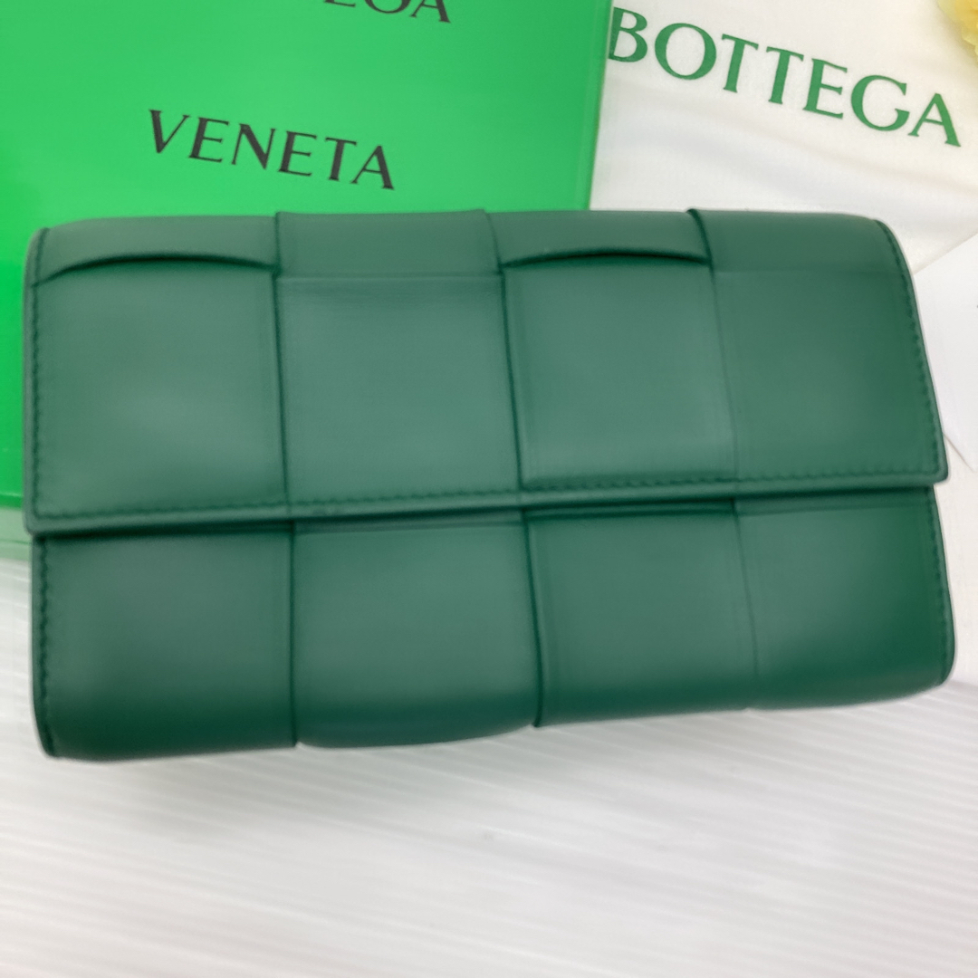 Bottega Veneta(ボッテガヴェネタ)のボッテガヴェネタ　長財布　カセットラージ　現行　グリーン メンズのファッション小物(長財布)の商品写真